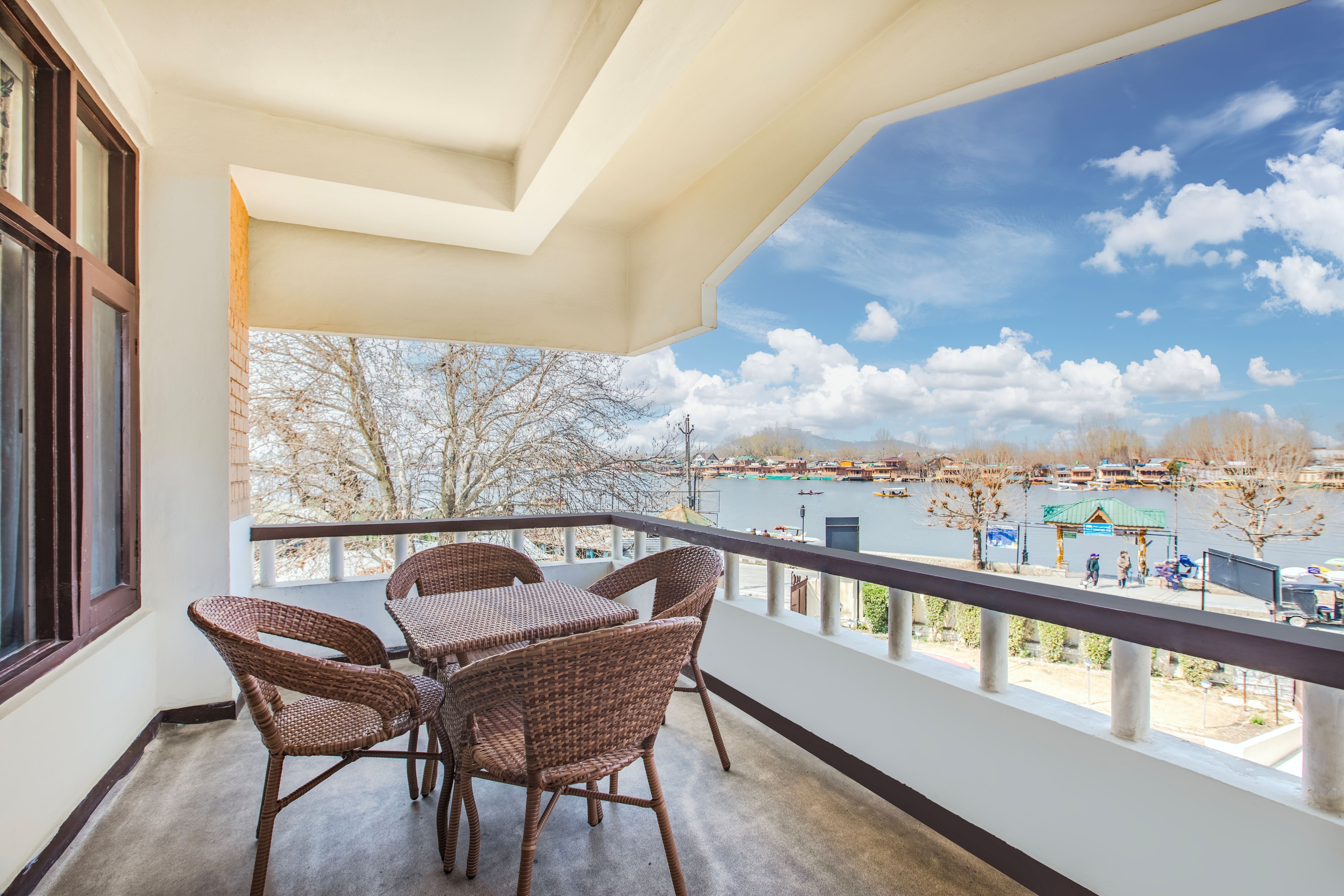 Deluxe Lake View Suite Air conditioned image 3